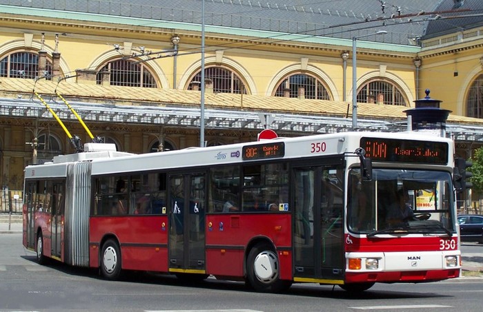 Former Eberswalde articulated trolleybus 040 of the Austrian type ÖAF Gräf & Stift NGE 152 M17 in Budapest/H with the
car no. 350 in front of the Keleti pályaudvar